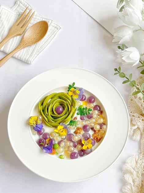 Taliz z kolorowym, świeżym daniem